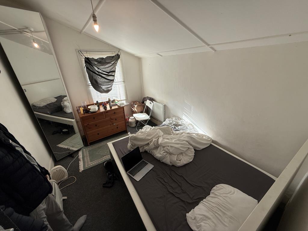 Lot: 65 - FIVE-BEDROOM HOUSE OF MULTIPLE OCCUPATION - Room three